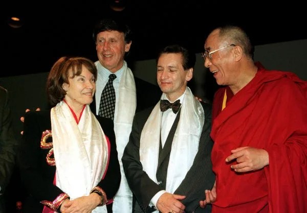 El Dalai Lama(R) posa con Danielle Mitterrand(L), la ex Primera Dama de Francia, Richard Blum(2nd L), un filántropo californiano, y Riki H. Chambers(2nd R), de la Cámara de los Lores británica, en Los Ángeles 11 de octubre de 1999.