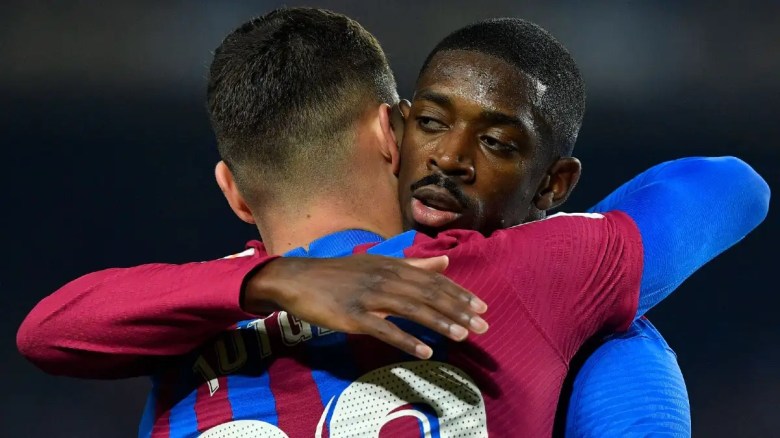 Ferran Jutgla celebra el gol con Ousmane Dembele.