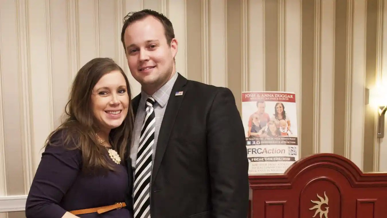 Anna Duggar y Josh Duggar posan durante la 42ª Conferencia Anual de Acción Política Conservadora (CPAC) en el Gaylord National Resort Hotel and Convention Center el 28 de febrero de 2015 en National Harbor, Maryland.