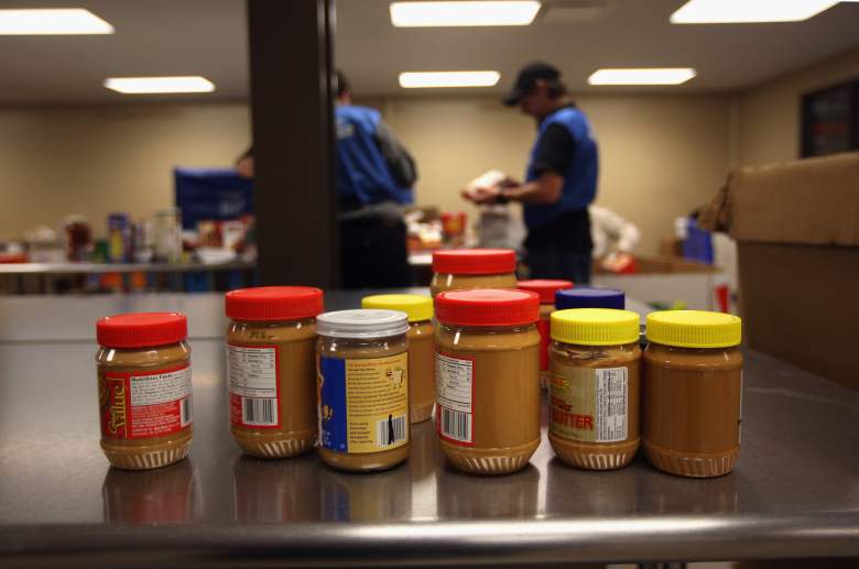 La mantequilla de maní donada se reserva para cotejarla con las listas de marcas retiradas antes de volver a empaquetarla para su distribución en el Care and Share Food Bank el 24 de febrero de 2009 en Colorado Springs, Colorado.