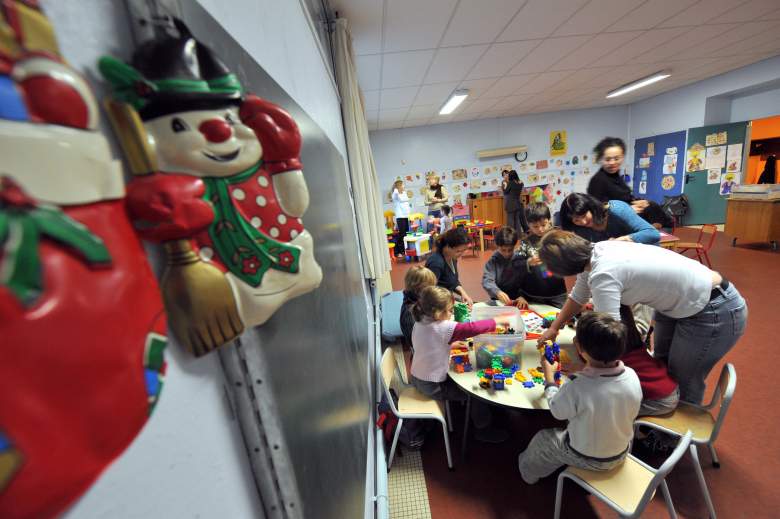 Los educadores atienden a los niños en una guardería temporal establecida el 20 de noviembre de 2008 en Herouville-Saint-Clair, al noroeste de Francia, en un día de huelga nacional de maestros.