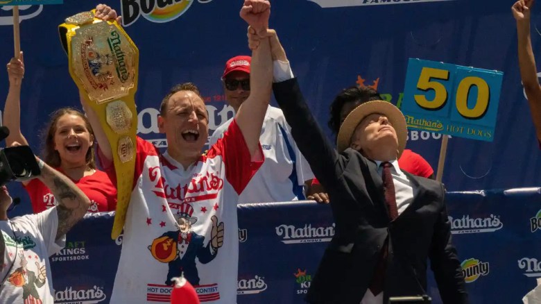 El campeón competitivo de comida Joey "Jaws" Chestnut gana el famoso concurso internacional de comer perritos calientes del 4 de julio de Nathan's 2021