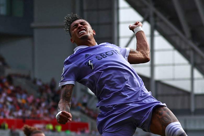 El mediocampista brasileña de Leeds United, Raphinha Dias Belloli, celebra después de marcar el gol de apertura desde el punto de penalti durante el partido de fútbol de la Premier League inglesa entre Brentford y Leeds United en el Brentford Community Stadium de Londres el 22 de mayo de 2022.