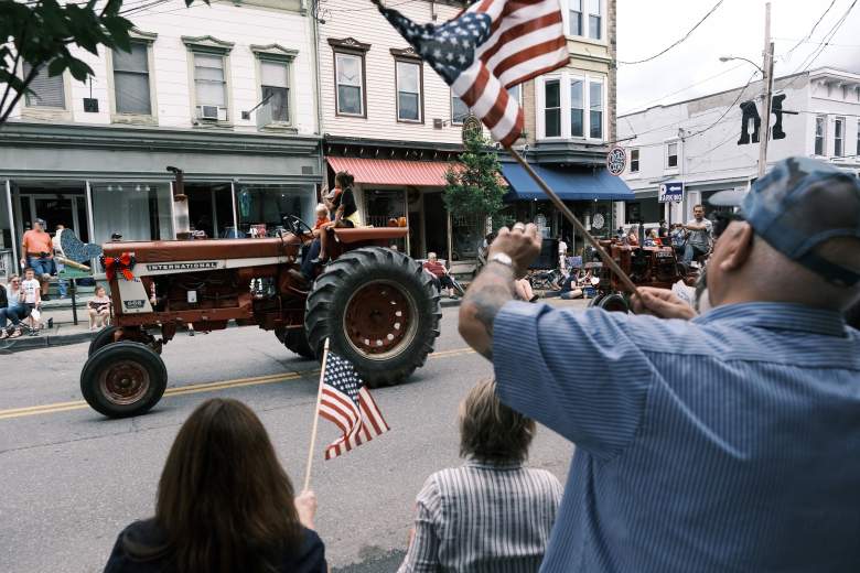 La gente participa en el desfile anual del 4 de julio el 4 de julio de 2021 en Saugerties, Nueva York.