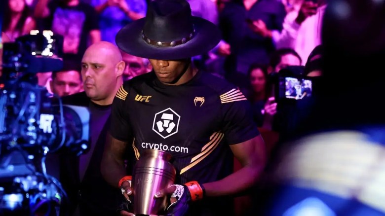 Israel Adesanya de Nigeria se prepara para ingresar al octágono para su pelea por el título de peso mediano contra Jared Cannonier en UFC 276.