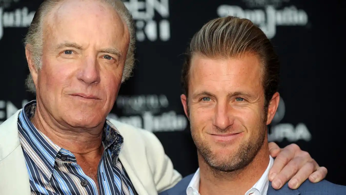 Los actores James Caan y su hijo Scott Caan llegan al estreno de "Mercy" en el Teatro Egipcio de Hollywood, California, el 3 de mayo de 2010.