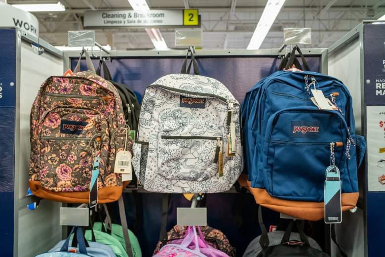 Las mochilas se exhiben en una tienda de equipos de oficina Staples el 25 de julio de 2022 en Houston, Texas.