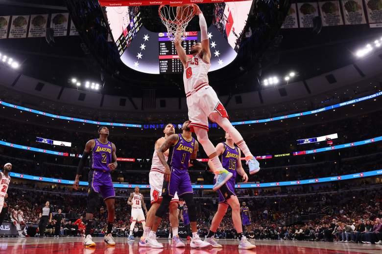 Una stripper brindó un show erótico durante el partido entre Chicago Bulls y Los Ángeles Lakers.