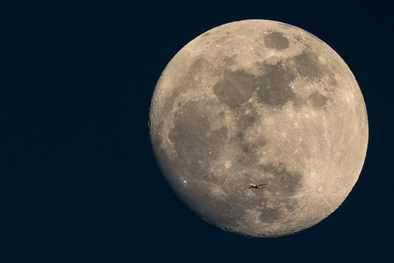 Científicos descubren qué hay en el interior de la luna.