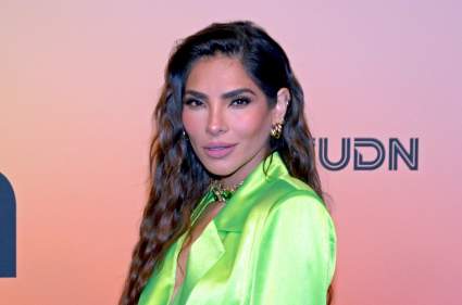 Alejandra Espinoza llora al recibir Premio Juventud de la mano de CNCO y su hijo