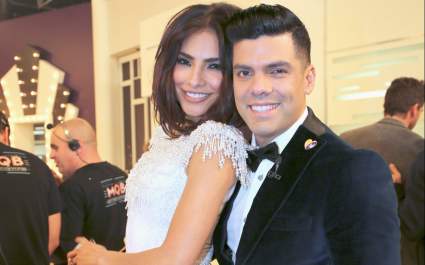Esposo de Alejandra Espinoza la sorprende en su aniversario de bodas – MIRA