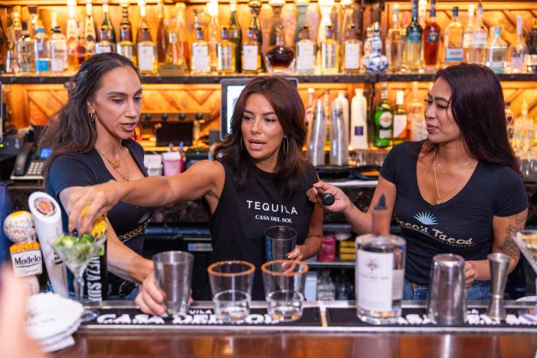 Eva Longoria sirve shots y guacamole en el restaurante Rocco's - FOTOS & VIDEO