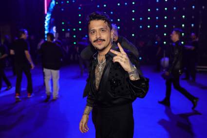 Christian Nodal le da Likes a la candente modelo Paula Machado Pow Pow