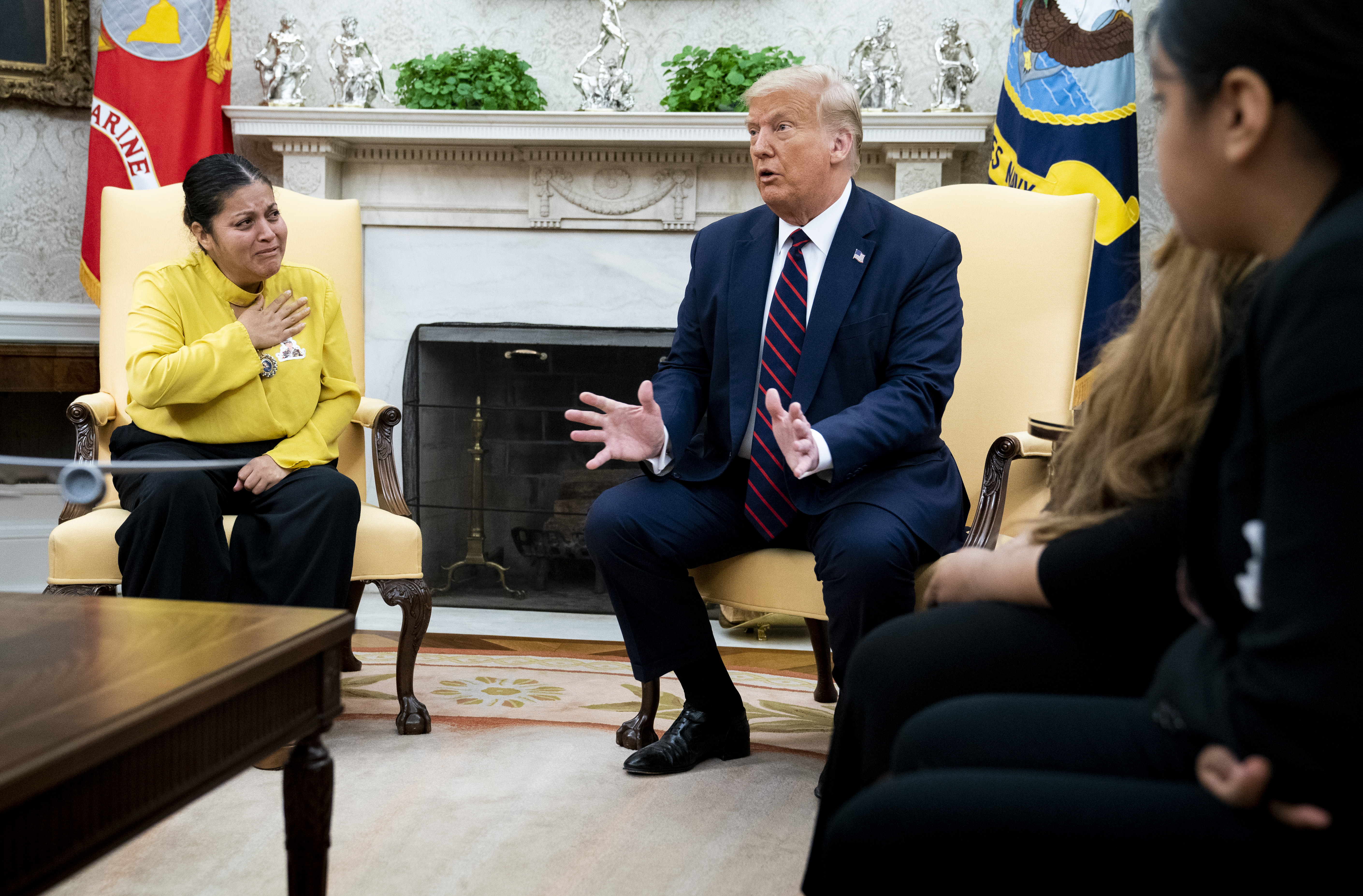 El presidente Donald Trump habla durante una reunión con Gloria Guillén, madre de la soldado desaparecida de Fort Hood Vanessa Guillén, en la Oficina Oval de la Casa Blanca el 30 de julio de 2020 en Washington, DC. Guillén desapareció de su puesto en Fort Hood, Texas, el 22 de abril, pero sus restos no fueron descubiertos hasta el 30 de junio. Un compañero soldado, Aaron David Robinson, fue el principal sospechoso del asesinato de Guillén y se mató de un tiro cuando se le acercaba un policía.