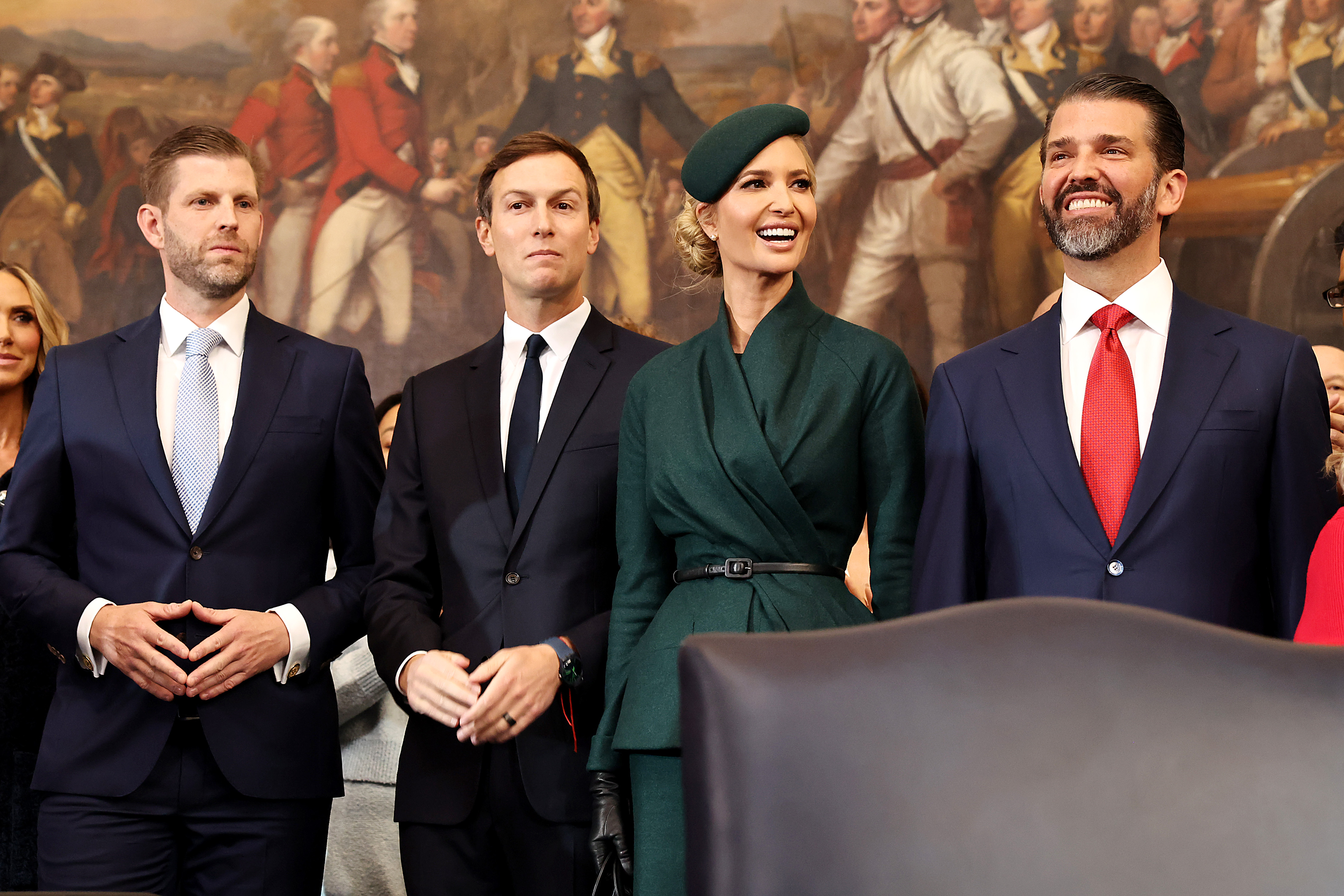 Eric Trump, Jared Kushner, Ivanka Trump y Donald Trump Jr. llegan a la toma de posesión del presidente electo de Estados Unidos, Donald Trump, en la Rotonda del Capitolio de Estados Unidos el 20 de enero de 2025 en Washington, DC . 