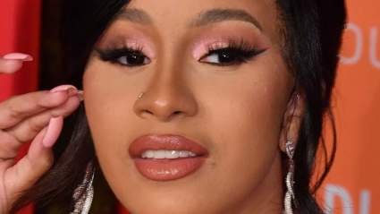 Cardi B compara el tratamiento de la policía de los partidarios de MAGA a los manifestantes de la materia en las vidas negras
