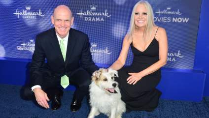 La nueva red de televisión de Bill Abbott recoge la película de Navidad de Hallmark Star