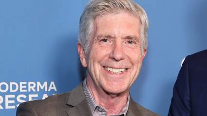 Tom Bergeron le invita a unirse a él para una radio de televisión especial