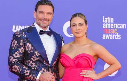 Julián Gil armó tremendo alboroto en las redes al anunciar que “viene bebé en camino”