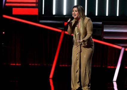 Un entrenador de voz es uno de los presentadores en la CMT 2020 Premios