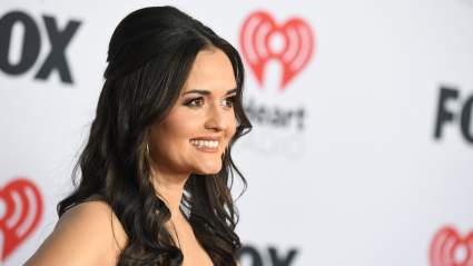 Danica McKellar Reveals Diseñador de Stunning iHeartRadio Awards Gown