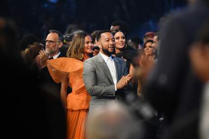 Cómo John Legend & Wife Chrissy Teigen están tratando con la muerte de su hijo