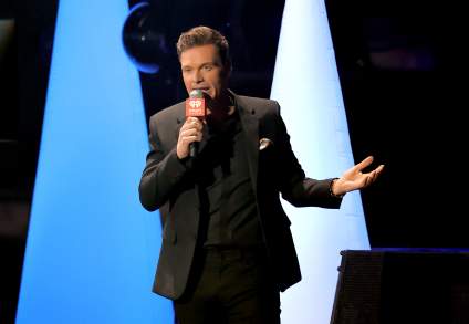 Ryan Seacrest Admite que su mamá ha ‘Given Up’ sobre él teniendo hijos