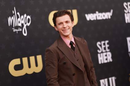 Tom Hollan revela su nuevo traje de Spider-Man