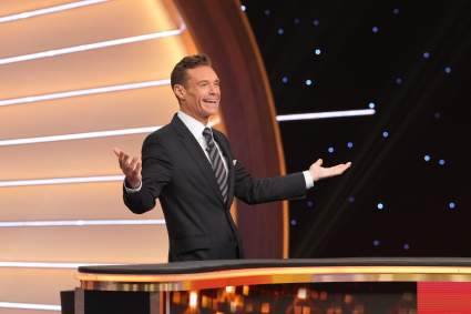 Ryan Seacrest se prueba aretes de aro en Wheel of Fortune