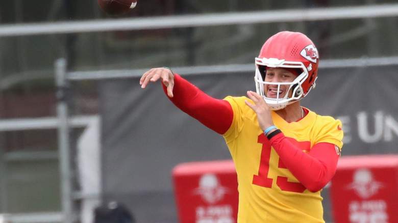 El quarterback Patrick Mahomes, número 15 de los Kansas City Chiefs, lanza un pase a su entrenador durante las OTA de los Kansas City Chiefs en The University of Kansas Health System Training Complex el 29 de mayo de 2025