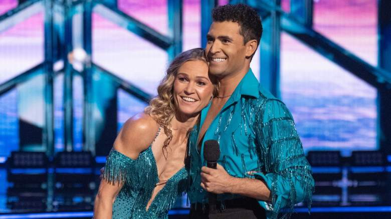 Julia Stiles se apoya en Ezra Sosa después de su actuación en “Dancing with the Stars”