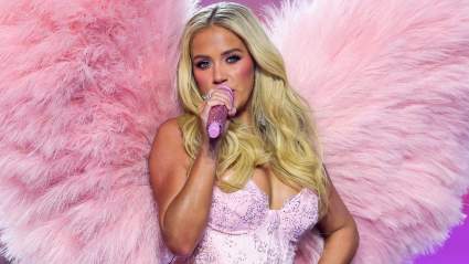 Megan Moroney canta con alas rosas en Victoria’s Secret 2026