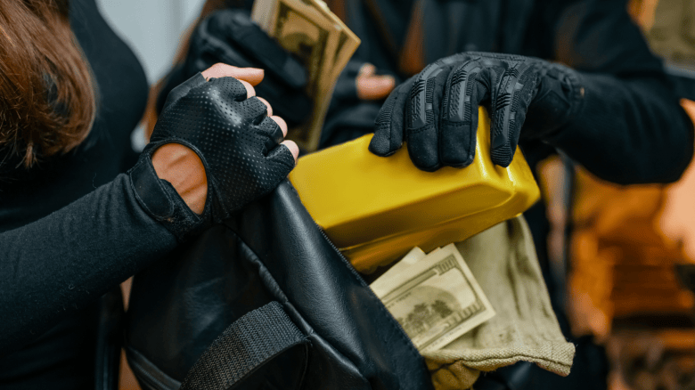 Ladrones de bancos llenan una bolsa