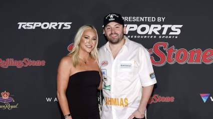 Baker Mayfield, de Tampa Bay Buccaneers, y Emily dan noticia