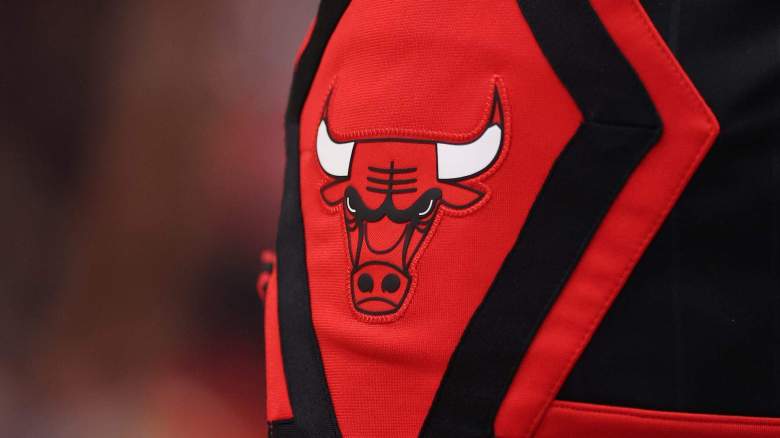 Primer plano del logo de los Chicago Bulls en una camiseta roja y negra