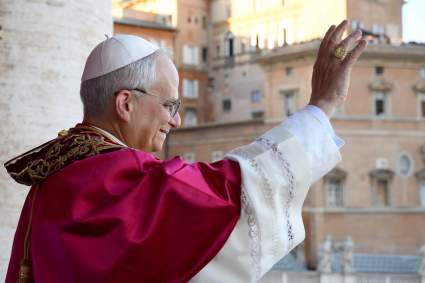 El papa León XIV sale del hospital tras cirugía por cáncer