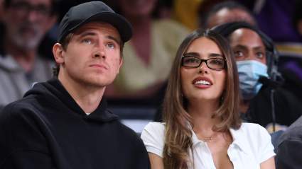 Justin Herbert recibe críticas por acompañar a Madison Beer