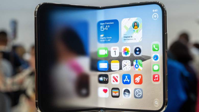 El nuevo iPhone Duo plegable se exhibe durante un evento de Apple en el Steve Jobs Theater de Apple Park, en Cupertino, California, el 9 de septiembre de 2026.