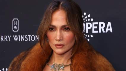 Jennifer Lopez, de 57 años, luce un vestido escotado en gala