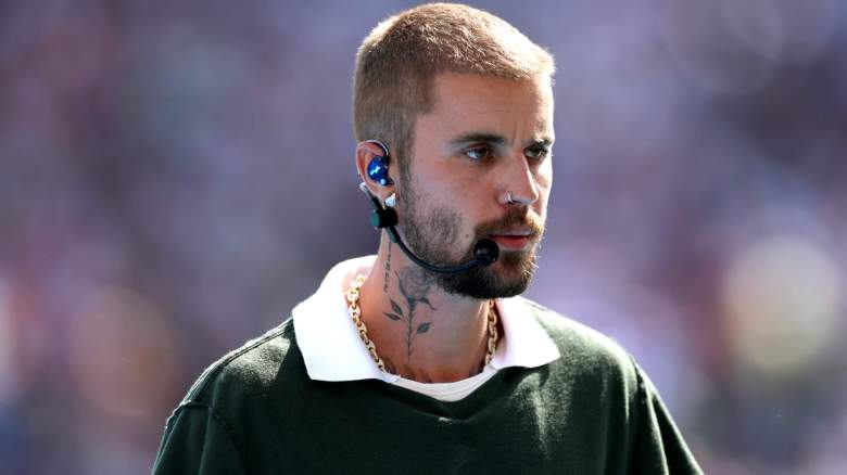 Justin Bieber durante una presentación en el escenario