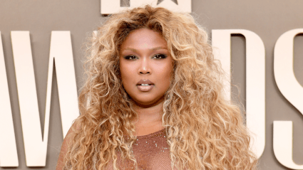 Lizzo presume su figura con lencería y sombrero de piel rojo