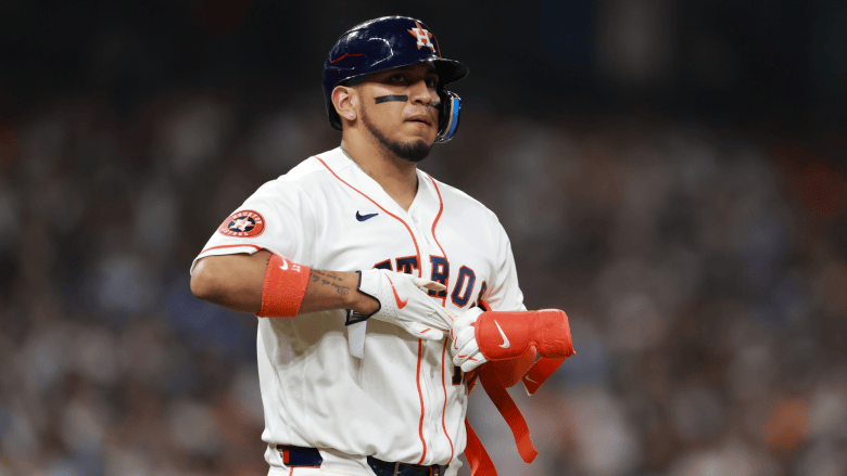 Isaac Paredes, número 15 de los Houston Astros, camina hacia la primera base tras recibir un pelotazo en la sexta entrada del partido contra Los Angeles Dodgers en Daikin Park el 5 de mayo de 2026 en Houston, Texas. (Foto de Kenneth Richmond/Getty Images)
