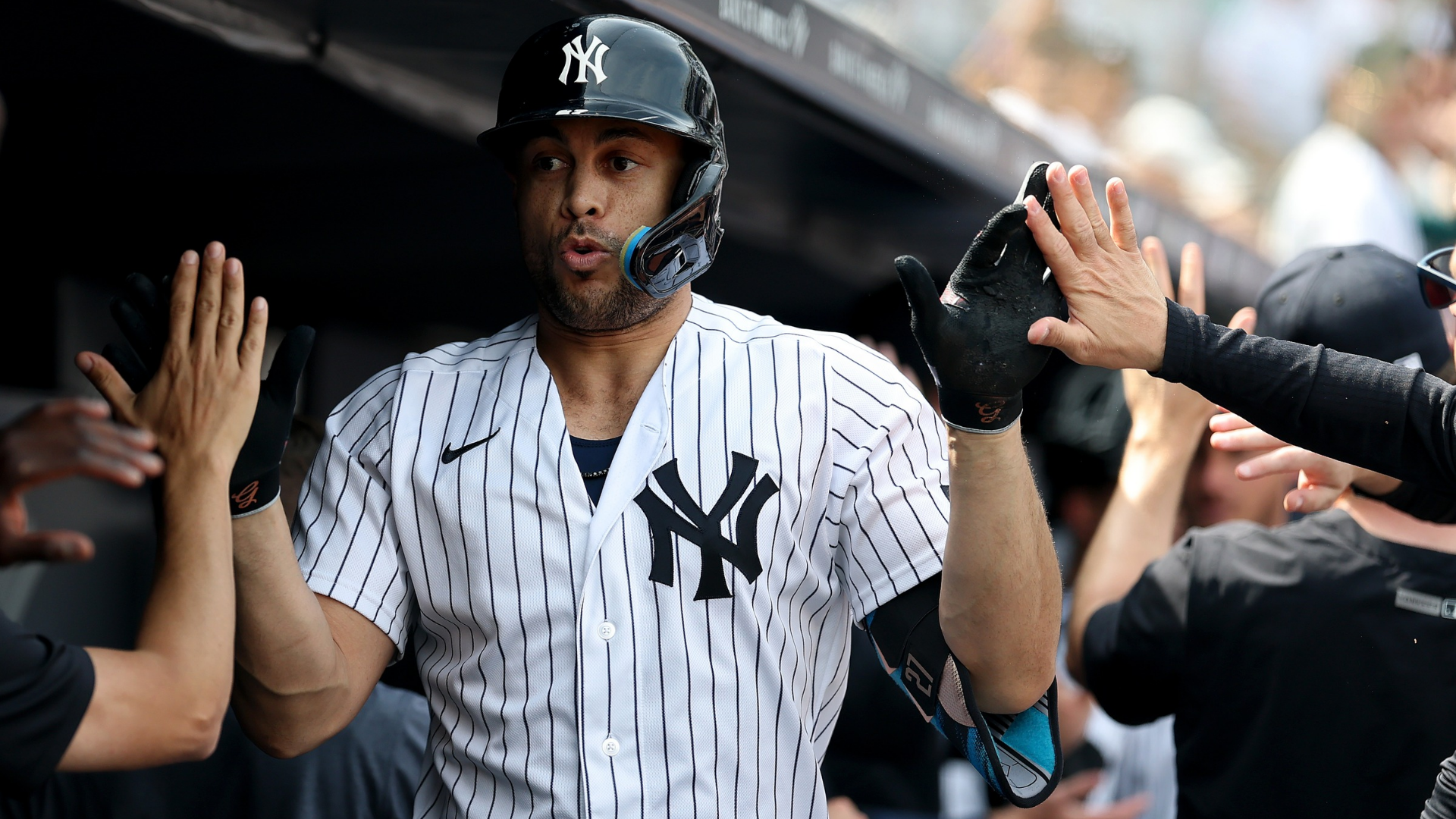 Giancarlo Stanton, #27 de los New York Yankees, celebra en el dugout despu&eacute;s de conectar un jonr&oacute;n de 2 carreras en la tercera entrada contra Los Angeles Angels en Yankee Stadium el 16 de abril de 2026, en el distrito del Bronx de la ciudad de Nueva York. (Foto de Elsa/Getty Images)