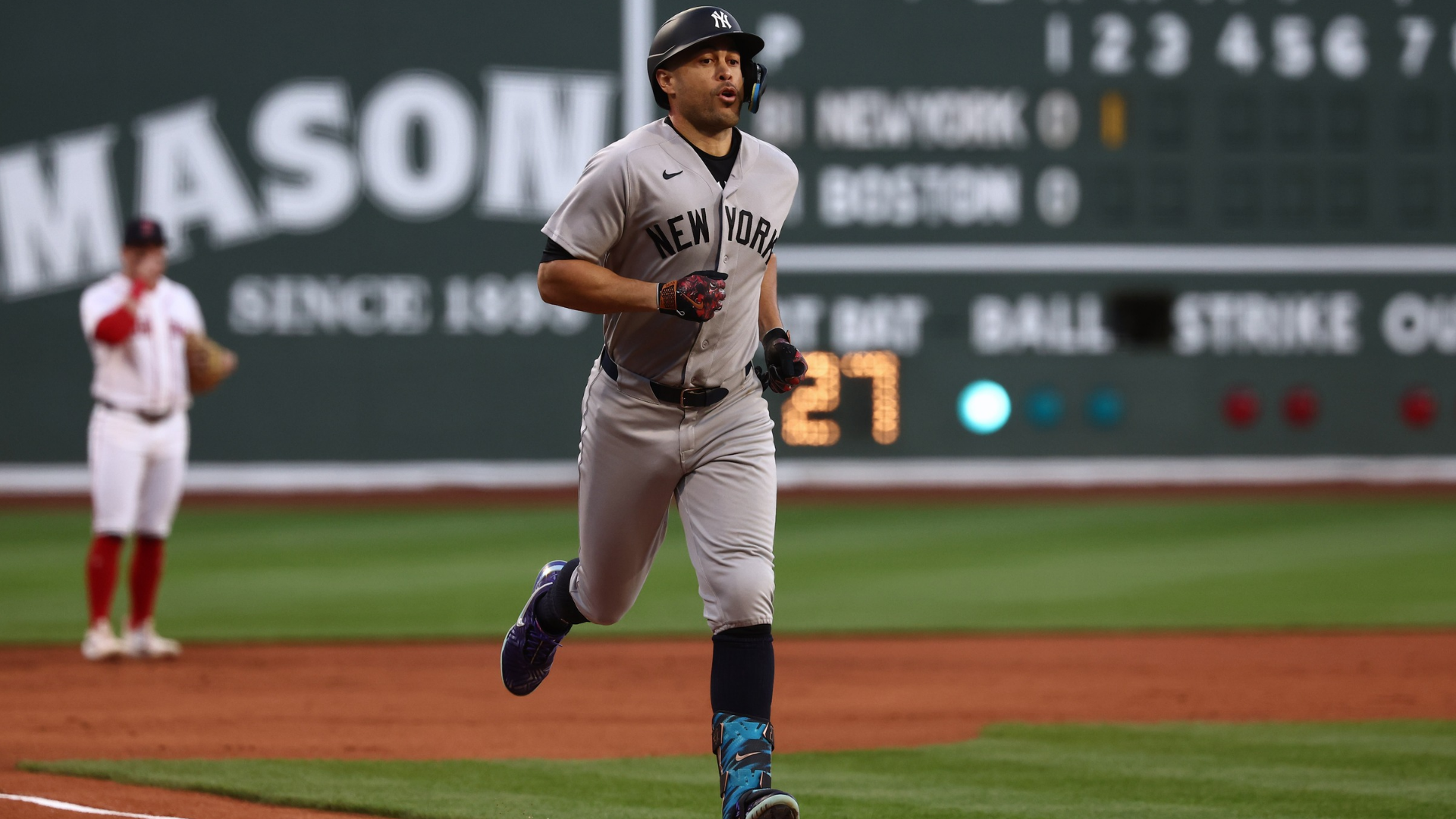 Giancarlo Stanton, #27 de los New York Yankees, recorre las bases despu&eacute;s de su jonr&oacute;n contra los Boston Red Sox en la segunda entrada en Fenway Park el 21 de abril de 2026, en Boston, Massachusetts. (Foto de Winslow Townson/Getty Images)