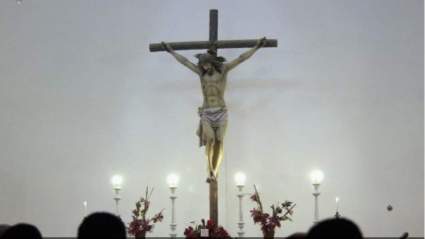 Sacerdote muere en Ecuador al caerle una cruz en misa