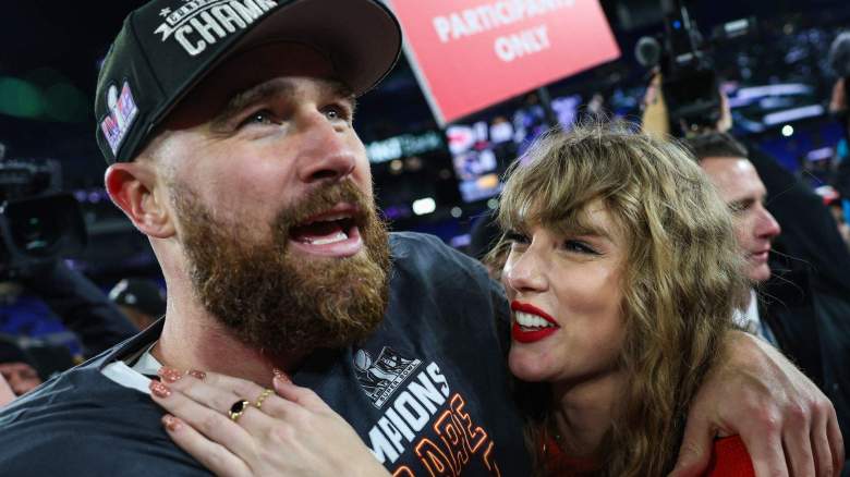 Travis Kelce, número 87 de los Kansas City Chiefs (izquierda), celebra con Taylor Swift tras vencer a los Baltimore Ravens en el Juego de Campeonato de la AFC en el M&T Bank Stadium el 28 de enero de 2024 en Baltimore, Maryland