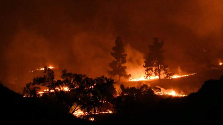Incendio forestal avivado por los vientos de Santa Ana