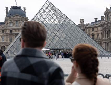 El Museo del Louvre cierra ante los disturbios en París