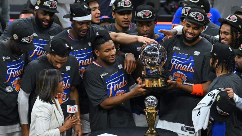 Los New York Knicks celebran con el trofeo Bob Cousy.