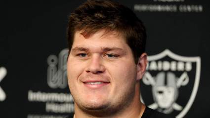 Tyler Linderbaum elogia a Brock Bowers en los Raiders